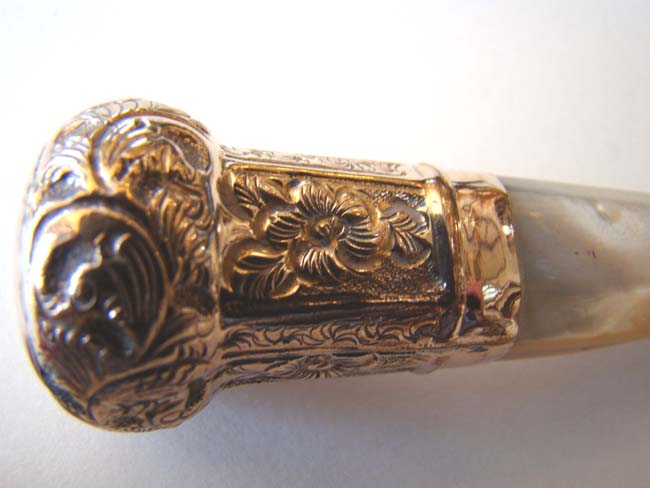 An antique Magnifying Glass with a Mother-of-pearl and gilt brass handle circa 1890 — image 3
